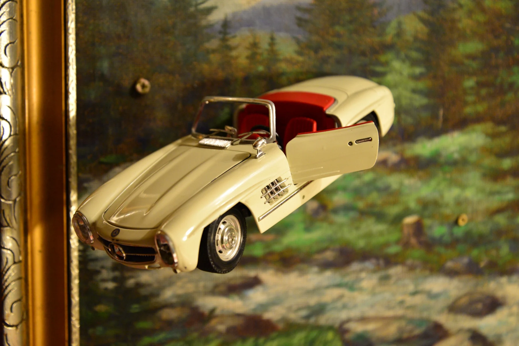 Model Mercedes-Benz 300 SL zasazený do obrazu